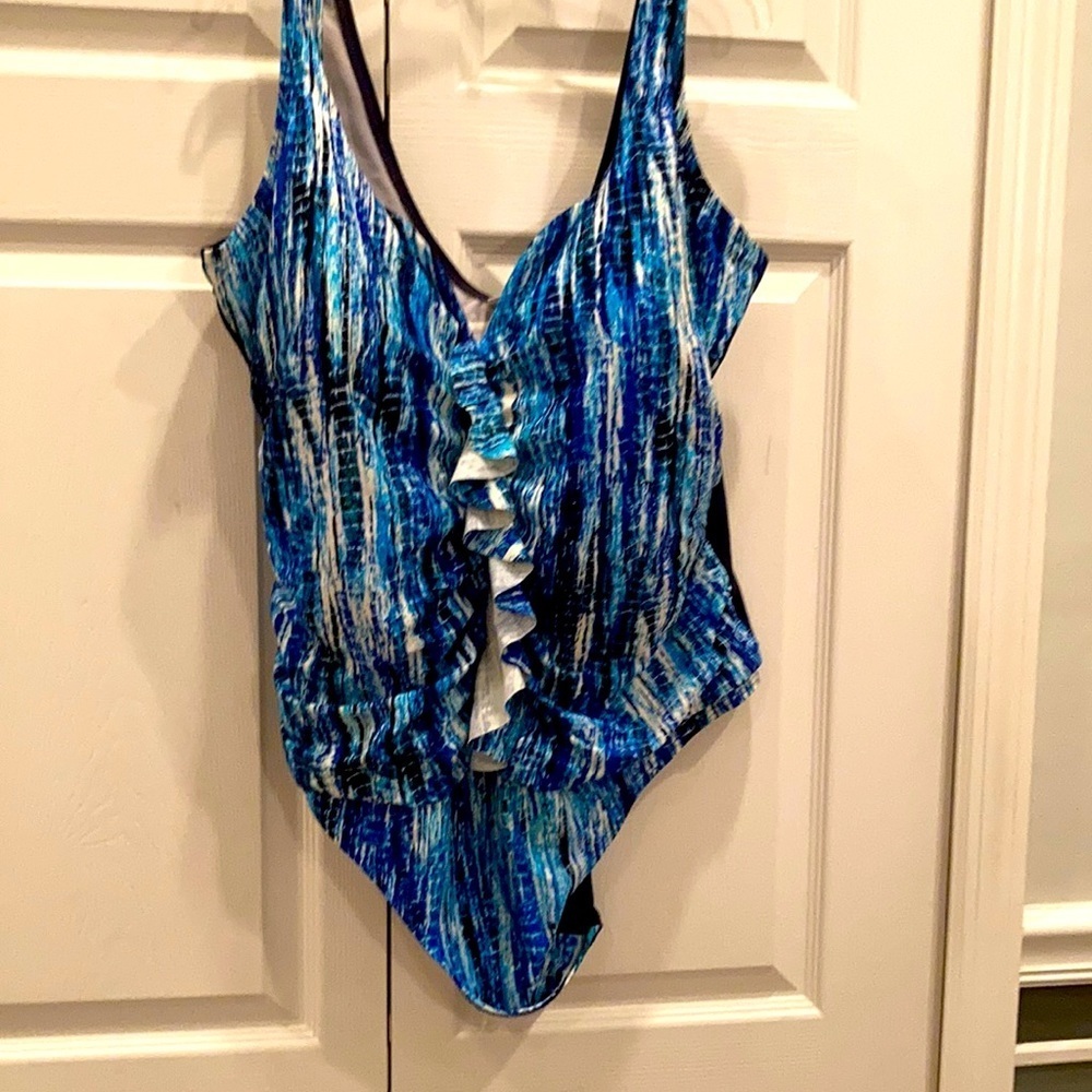 # Avenue ruffled one-piece Bathing suit sz 22
